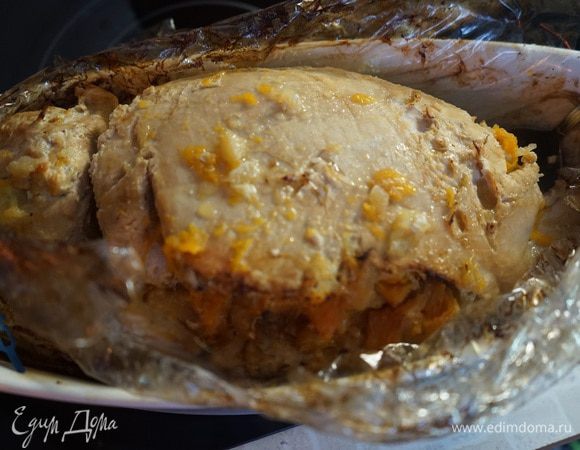 Потом переворачиваем тушку, опять поливаем соком и жарим еще 10 минут оборотную сторону. Всего  мясо готовилось около 1 часа 10 минут. Вкусное и диетическое блюдо готово! Мы использовали всего 2 столовые ложки раст. масла для жарки. Остальное - соки от маринада, яблок, тыквы. Я вообще не солила мясо, соевого соуса мне хватило для просолки, главное, чтобы начинка была досолена и вместе будет хорошо.