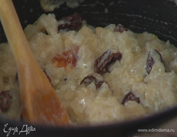 Горячее молоко, удалив цедру и стручок ванили, влить в кастрюлю с рисом и отварить рис до готовности.