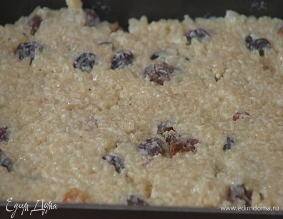 Небольшую форму для выпечки смазать оставшимся сливочным маслом, выложить готовый рис с изюмом и утрамбовать его.