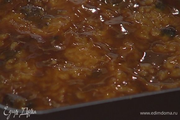 Полить рис карамелью и запекать пудинг в разогретой духовке 3–5 минут.