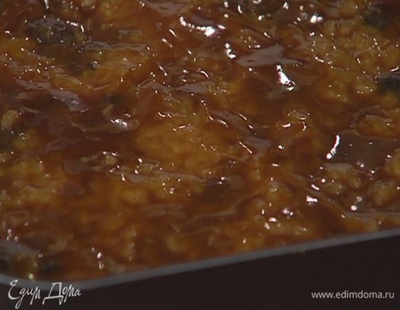 Полить рис карамелью и запекать пудинг в разогретой духовке 3–5 минут.