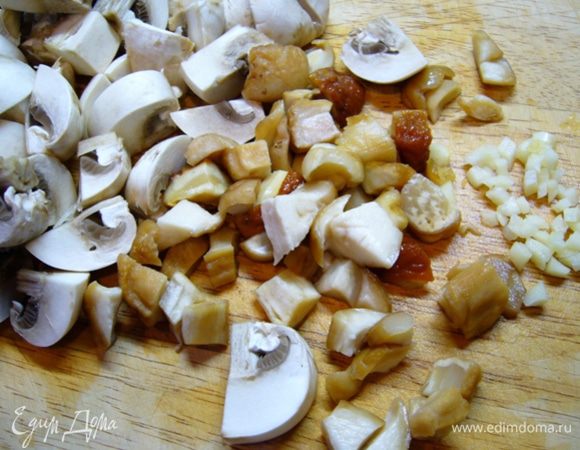 Белые грибы у меня замороженные.
Подготовить грибы: промыть, крупно порезать. Чеснок измельчить.
