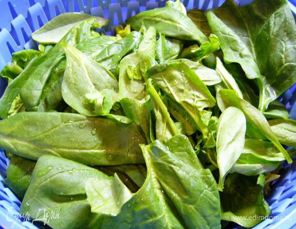 Шпинат промыть, обсушить, удалить стебли, нарезать полосочками. Можно использовать и замороженный (200 г). Его нужно разморозить, слить жидкость и измельчить.
Сыр (пониженной жирности) натереть на мелкой терке.
