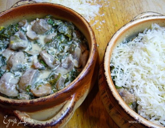 Смесь со сковороды разложить по формочкам, посыпать сыром, запечь в разогретой до 200 град. духовке в течение 10 мин.
