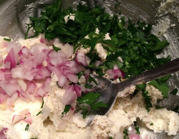 Красный сладкий лук и петрушку мелко порезать, рикотту размять в миске и добавить к ней лук, петрушку, перец, соль - перемешать.