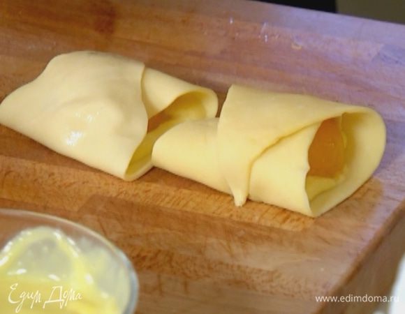 Накрыть начинку сначала одним концом теста, затем вторым.