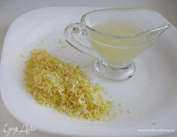 Цедру лимона мелко натереть, из мякоти выжать сок.