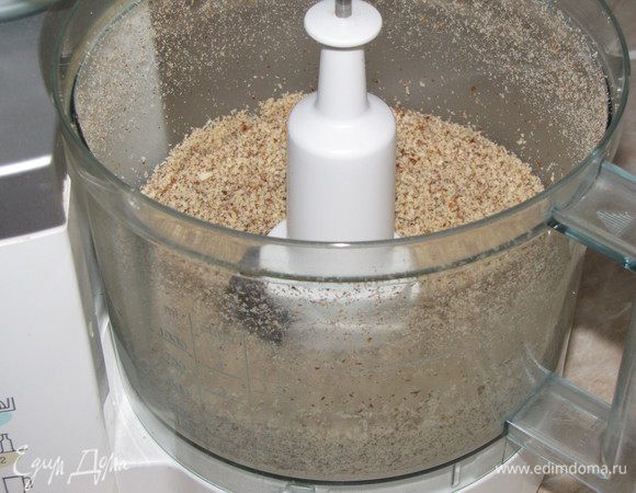 Миндаль измельчить в кухонном комбайне.