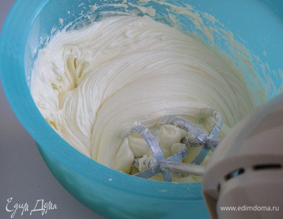 При помощи миксера взбить 200 г. размягченного сливочного масла вместе с сахарной пудрой в пышную массу. Я взяла чуть меньше сливочного масла.