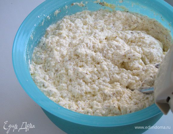 Не переставая взбивать, по одному ввести яйца. Продолжая взбивать, добавить измельченный миндаль, цедру и сок лимона.