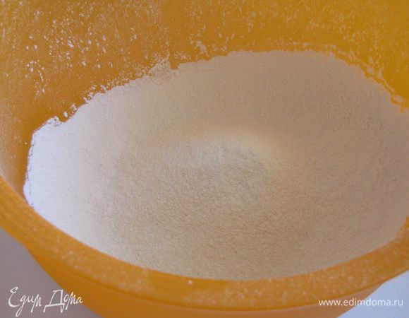 В другую миску просеять муку. Я на всякий случай добавила разрыхлитель.