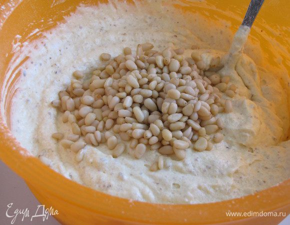 В тесто добавить 5 ст. л. кедровых орешков и еще раз перемешать.