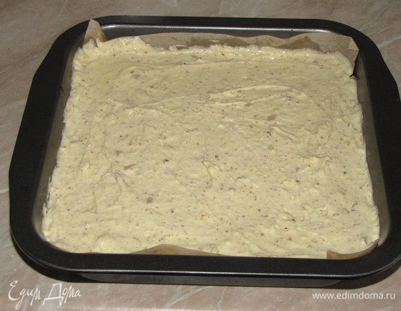 Смазать форму для кекса сливочным маслом, выложить в нее тесто, разровнять.  