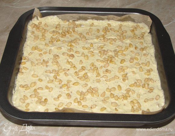 Сверху посыпать оставшимися кедровыми орешками и морской солью.