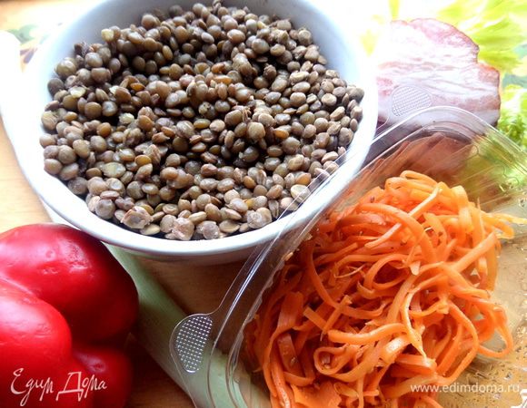 Чечевицу заранее отварить с солью или,если салат будет тёплым,варим непосредственно. Лучше брать бурую чечевицу,она не так разваривается.