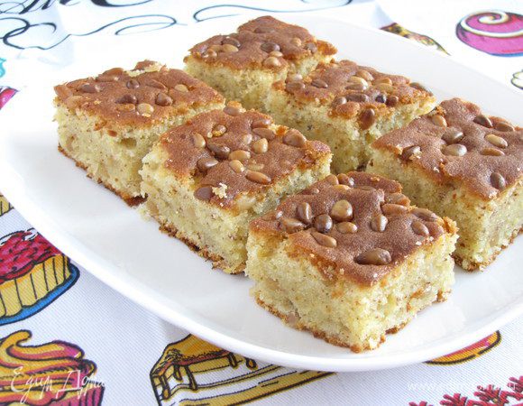 Остывший кекс разрезать на квадратики.