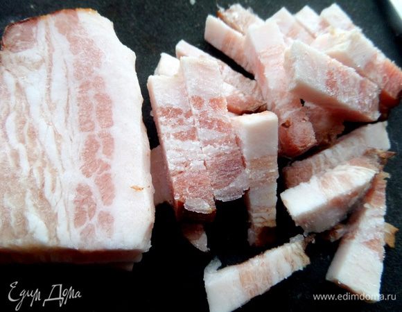 Бекон или ветчину нарезать соломкой. Можно и ветчинную колбаску взять!