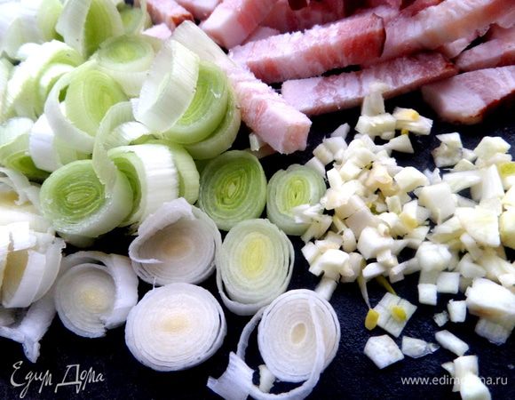 Лук-порей нарезать кольцами, чеснок измельчить.