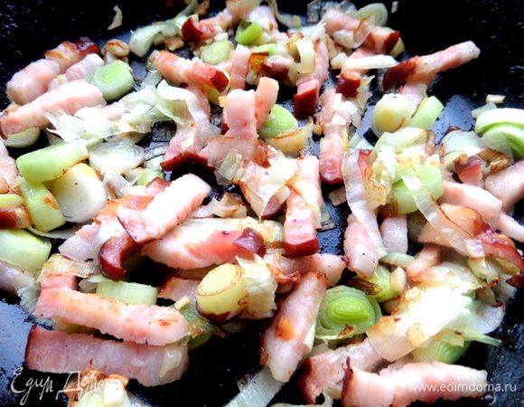 Всё это обжарить слегка без масла, так как в беконе есть жир.