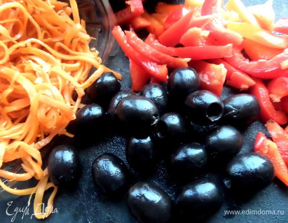 Морковь у меня уже была со специями, но можно и обычную натереть соломкой. Перец тоже соломкой, маслины нарезать кружками.