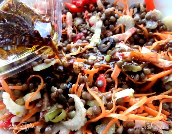 Поливаем салат перед подачей.