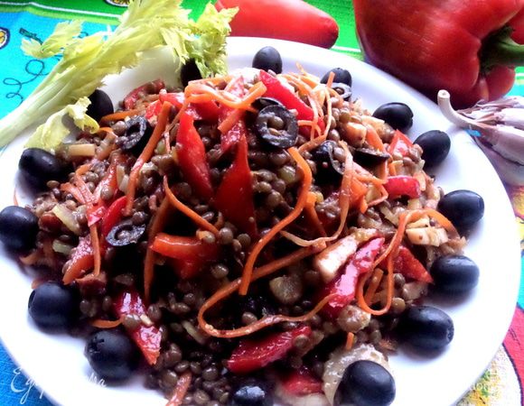 Или выкладываем горкой салат и поливаем прямо сверху перед подачей.