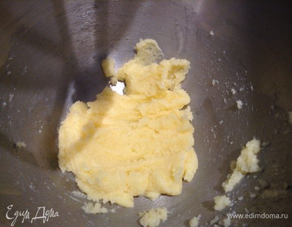 Смешать масло и сахар.