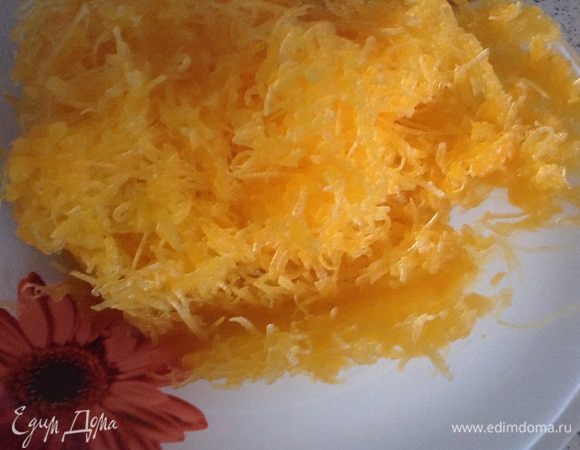 Тыкву натереть на мелкой терке.