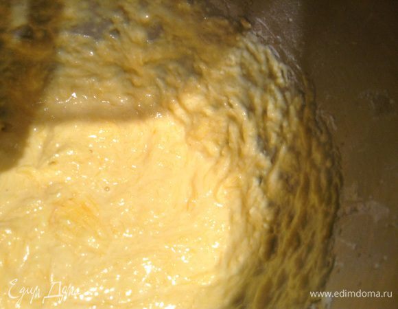 В тесто добавить тыкву, муку, разрыхлитель. Перемешать.