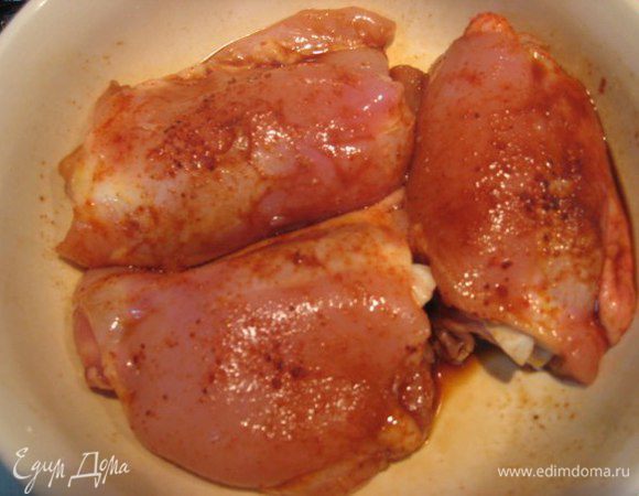 Куриные бедра очистить от кожи и лишнего жира. Помыть, обсушить бумажными полотенцами.  Замариновать курицу в соевом соусе с паприкой и щепоткой красного острого перца на 2 часа.