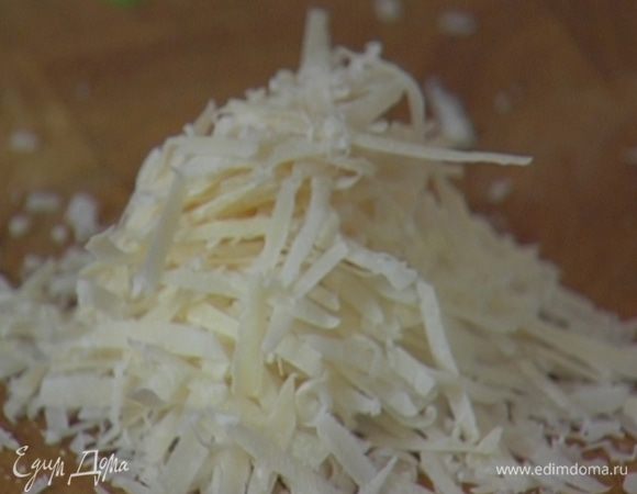 Сыр натереть на крупной терке.