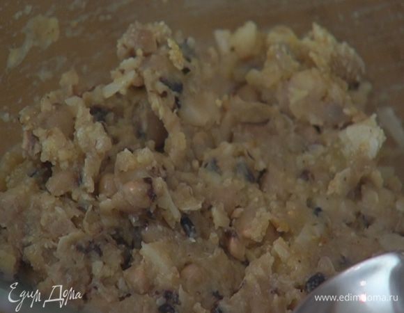 Добавить сыр, яйцо, половину домашних сухарей, по щепотке соли и смеси перца, все перемешать.