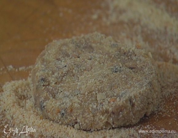 Сформировать из фасоли биточки и обвалять в сухарях.