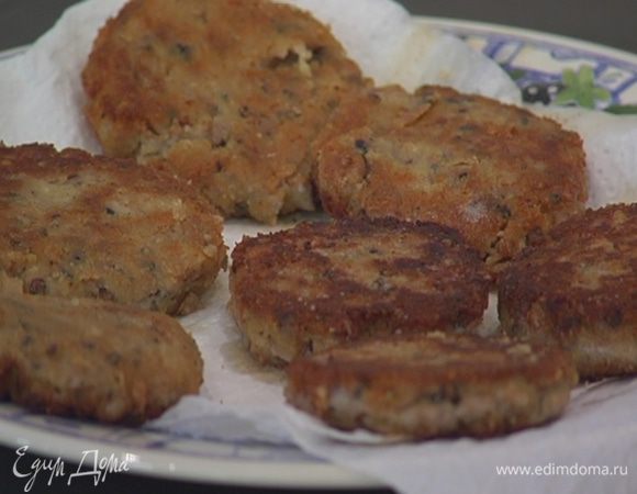 Разогреть в сковороде сливочное и оливковое масло, обжарить биточки до золотистой корочки с двух сторон, затем выложить на бумажное полотенце, чтобы удалить излишки жира.