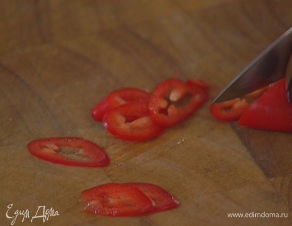 Перец чили, удалив семена, мелко порубить.