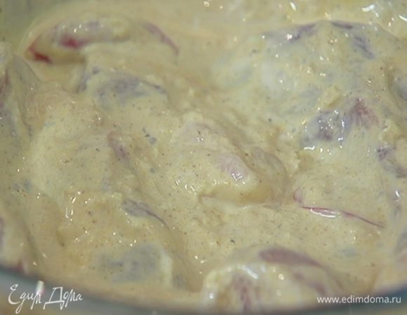 Грудки вымыть, обсушить, поместить в маринад, все перемешать и оставить на 20–30 минут при комнатной температуре.