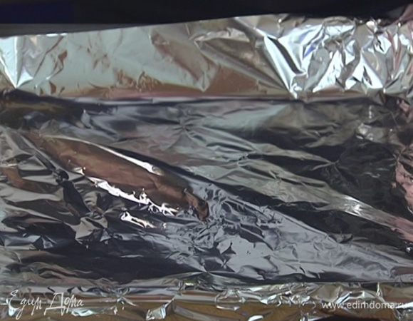 Противень выстелить фольгой и поставить на нижний уровень духовки.