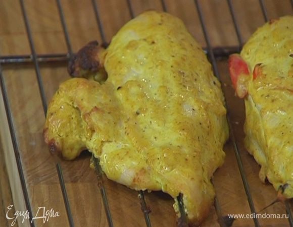 Запекать грудки в разогретой духовке 10 минут в режиме «гидро», затем понизить температуру до 180°С и включить режим «горячий воздух».