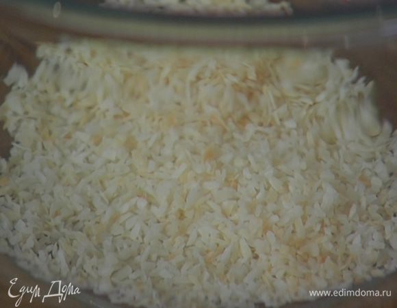 Разогреть сковороду и подсушить в ней кокосовую стружку.