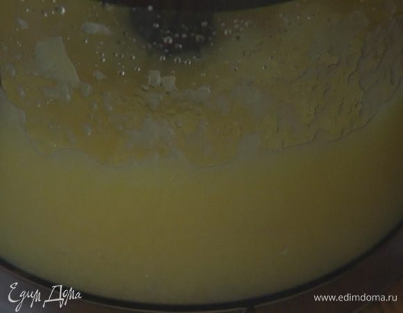 Ананасы (без жидкости) взбить в блендере в пюре.