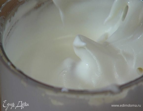Белки взбить в пену, затем уменьшить скорость, всыпать 50 г сахара, снова увеличить скорость и взбивать еще 3–5 минут.