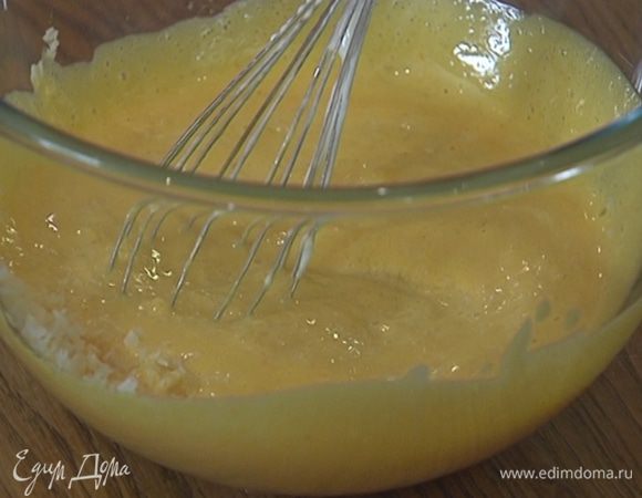 Пюре из ананасов соединить с кокосовой стружкой, добавить желтки с сахаром и слегка взбить блендером с насадкой-венчиком.