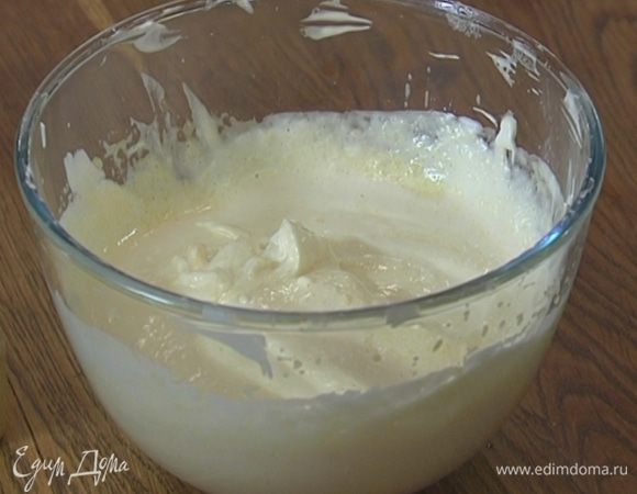 Добавить немного взбитых белков с сахаром и перемешать, затем вмешать оставшиеся белки.