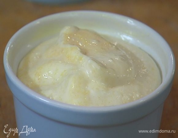 Небольшие керамические формы смазать сливочным маслом и разложить суфле.