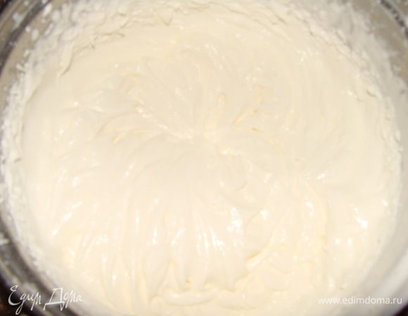 Пока бисквит печется, приготовим крем. Масло достаем заранее из холодильника. Желтки растираем с сахаром. Молоко греем. Добавляем несколько ложек горячего молока в желтки, всыпаем крахмал, вымешиваем так, чтобы не было комочков. Затем добавляем 50-70 мл молока туда же, опять перемешиваем и выливаем в горячее молоко тонкой сруйкой, постоянно помешивая венчиком. Варим до загустения около 5-7 минут на слабом огне. Снимаем с огня, добавляем ванилин, можно немного коньяка. Остужаем до комнатной температуры.