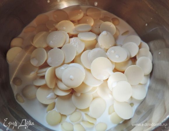 Теперь в кастрюльке доведем почти до кипения сливки. Снимаем их с огня, добавляем шоколад (если у вас плиточный, поломайте его на кусочки), даем минуту шоколаду нагреется и перемешиваем до однородности. Шоколад должен полностью расплавиться.