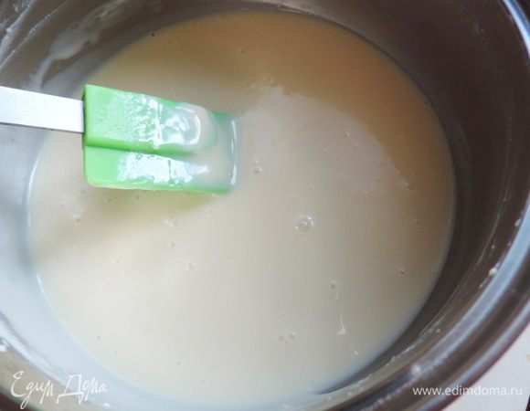 Получаем вот такую однородную массу. Добавляем в нее коньяк, по желанию. Перемешиваем и отправляем шоколадную смесь в холодильник. Там она должна загустеть и провести минимум часа три. Лучше оставить ее на ночь.