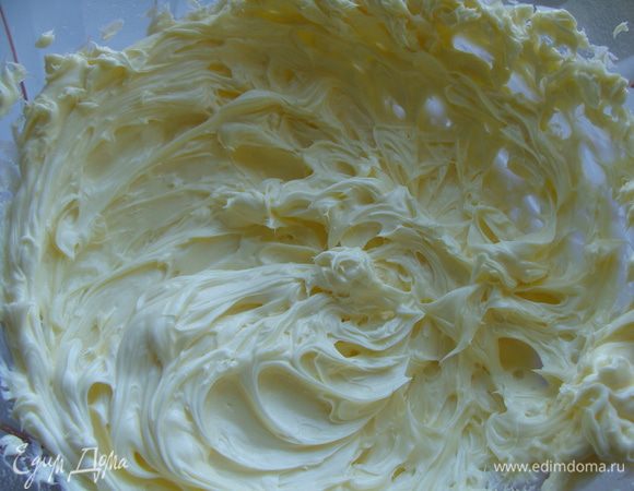 Размягченное масло взбиваем. Добавляем постепенно заварную часть( по 2 ст.ложки) к маслу, постоянно взбиваем. Крем готов.