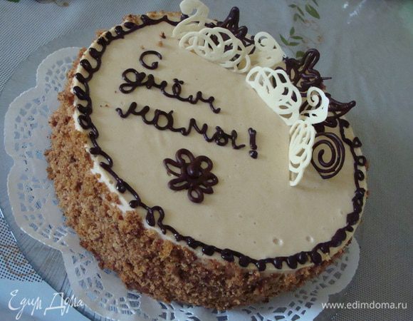 Готовим мусс. Желатин замочить на 10 минут в холодной воде. Если желатин обычный, то заливаем 50 мл воды, даем настояться по инструкции. Сметану с сахаром и сгущенное молоко взбиваем. Все должно быть комнатной температуры. 
Желатин листовой отжимаем, добавляем сливки. Распускаем на водяной бане так, чтобы сливки хорошо нагрелись, желатин  полностью растворился. 
Взбиваем белки в устойчивую пену, вливаем туда тонкой струйкой сливки с желатином, не переставая взбивать. Уменьшив немного скорость миксера добавляем сметану со сгущенным молоком. Выливаем суфле в разъемную форму сверху торта. Ставим для ускорения процесса застывания в морозилку, минут на 10. Готово!!!! Украшаем торт по Вашему желанию!