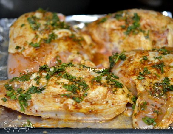 Если используете целую курицу, разрезать спинную кость ножницами, убрать нижнюю белую кость острым ножом. После этого она свободно ляжет у вас как бабочка. 
Выложить соус поверх кусков курицы, мариновать 1 час или на ночь.
